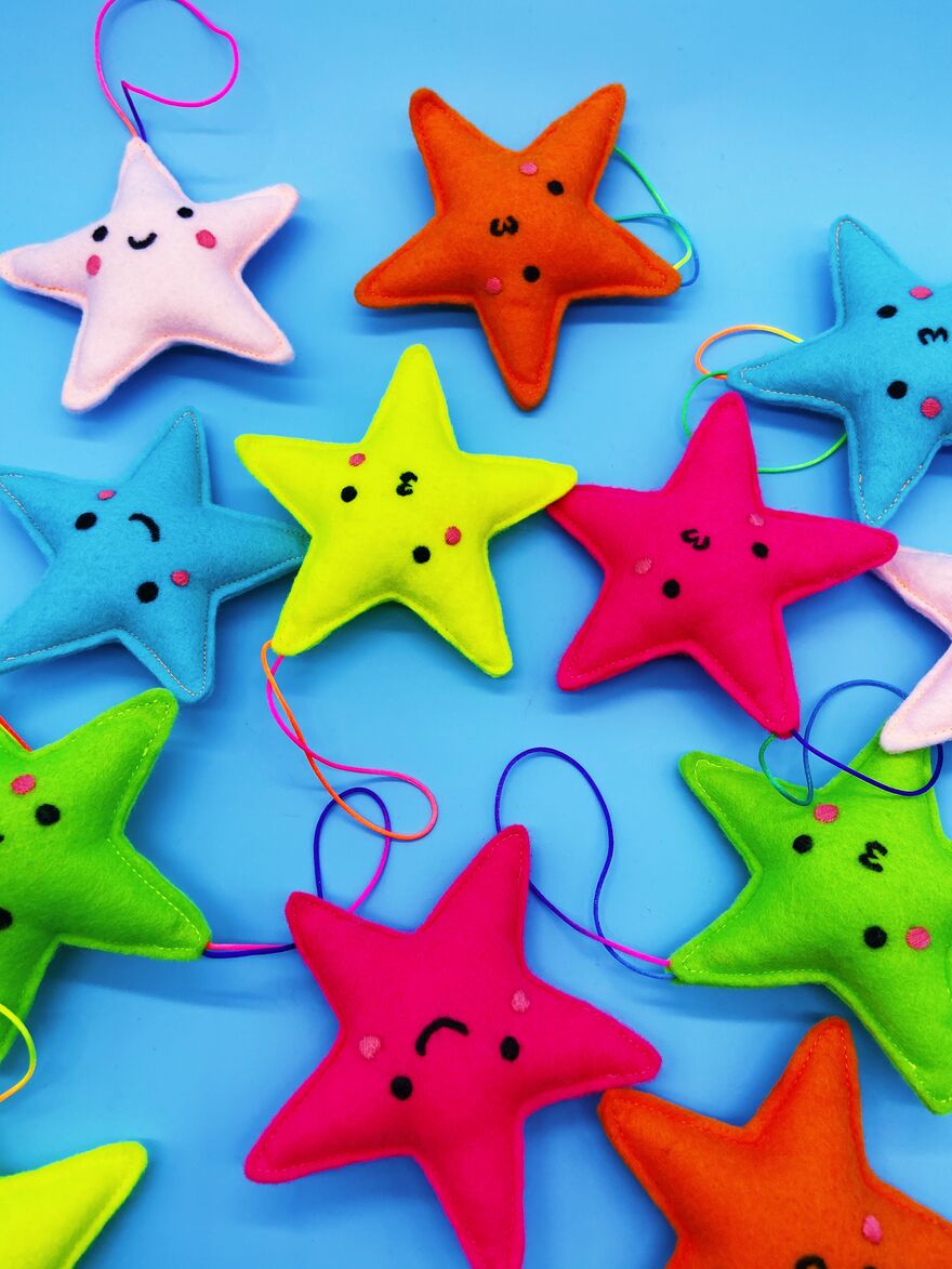 Cute star decorations with kissing faces.